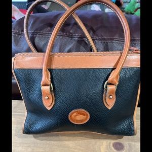 Dooney & Bourke vintage bag in very good pre loved condition measures 12x9x4”
